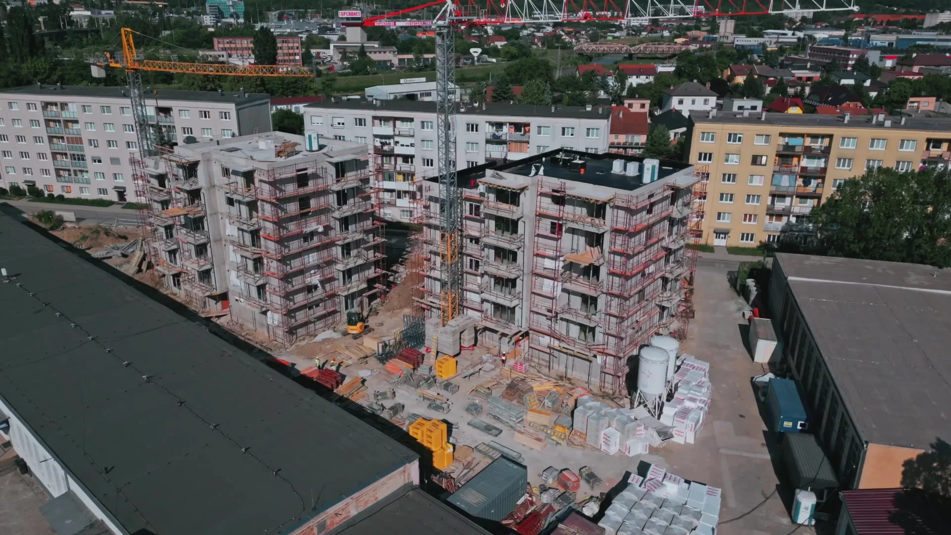 Luftaufnahme einer Baustelle, auf der Rodecon die Elektroinstallation ausführt