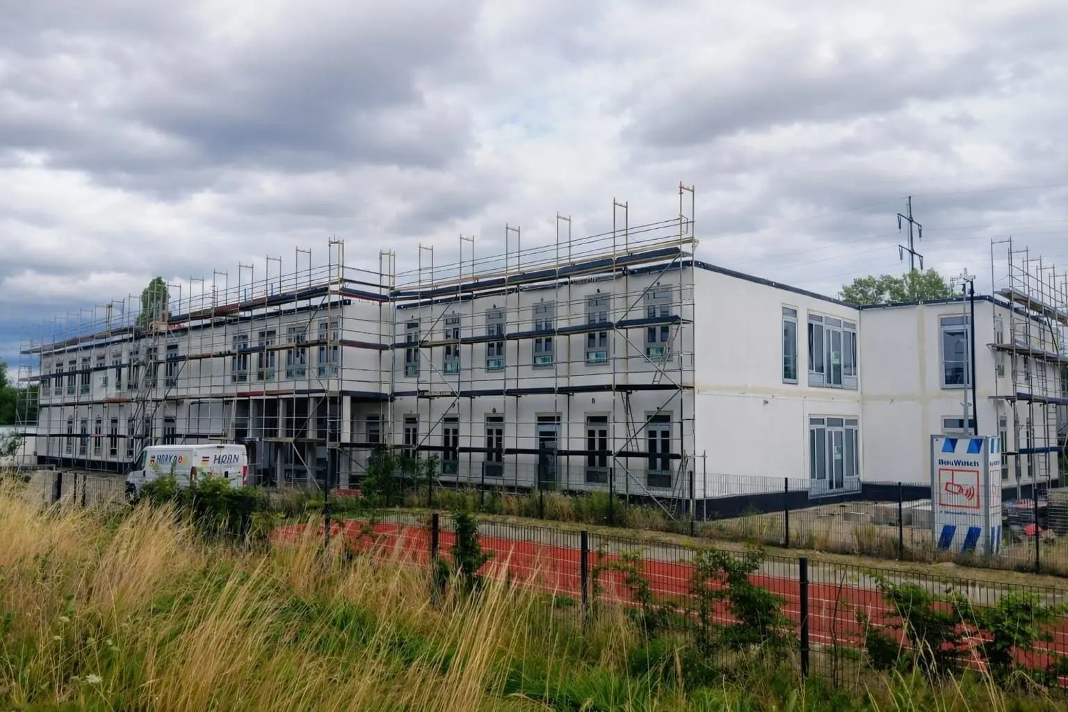 KITA Schönefeld — Neubau mit Gerüst während der Bauphase